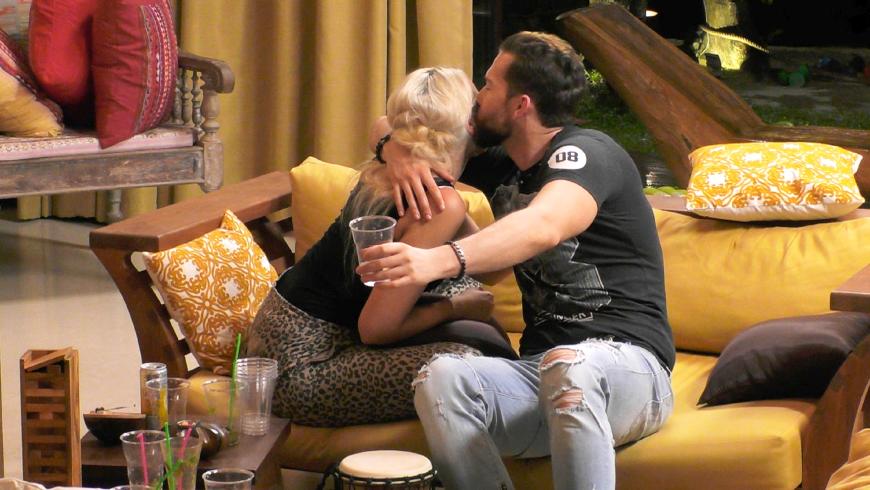 ... und dann wird der Kontakt auch körperlich: der Ex-Bachelor drückt seiner Zweitplatzierten einen Kuss auf die Wange.
