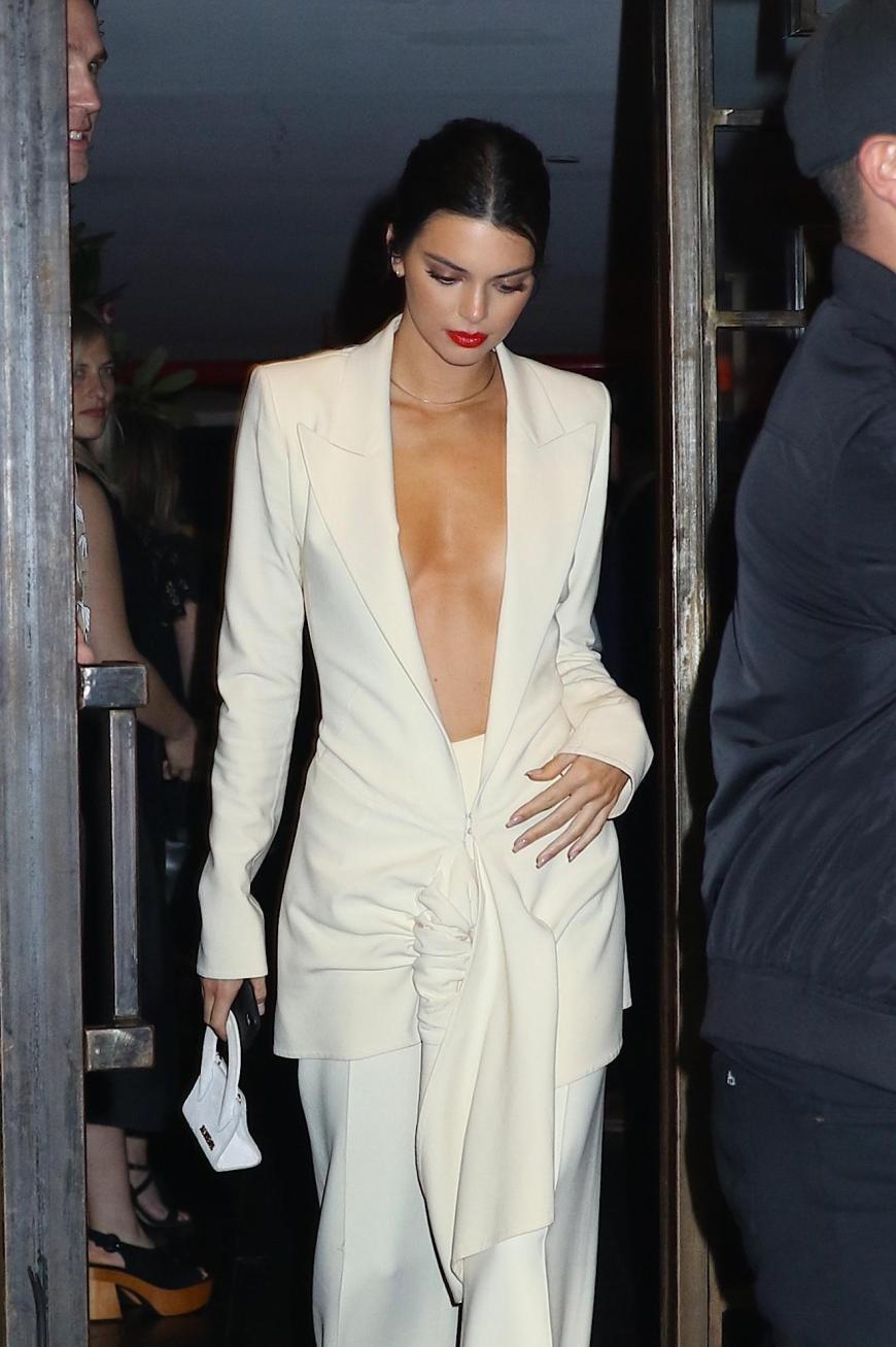 Kendall Jenner lässt beim Verlassen eines Restaurants in Chinatown, New York, tief blicken.