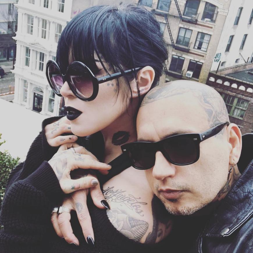 Awww! Nach nur drei Monaten Ehe gaben Kat von D und ihr Mann Leafar Seyer bekannt, dass sie Nachwuchs erhalten.