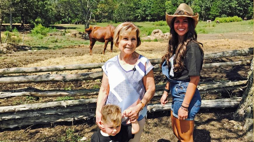 Sarah Lombardi möchte künstlerisch wieder voll durchstarten. Mit Sohnemann Alessio und Oma Carmela im Gepäck macht sie sich auf den Weg in die musikalische Hauptstadt der USA: Nashville.