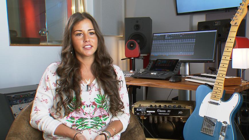 Sarah Lombardi im Tonstudio