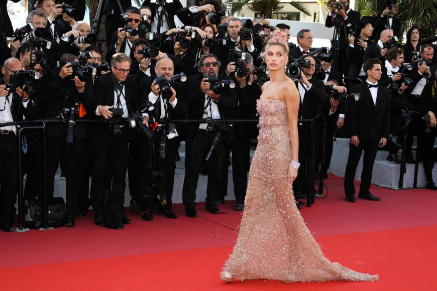 Bezaubernd! Hailey Baldwin sorgte bei der Premiere von „Girls of the Sun“ mit ihrem Glitzerkleid für einen echten Wow-Moment.