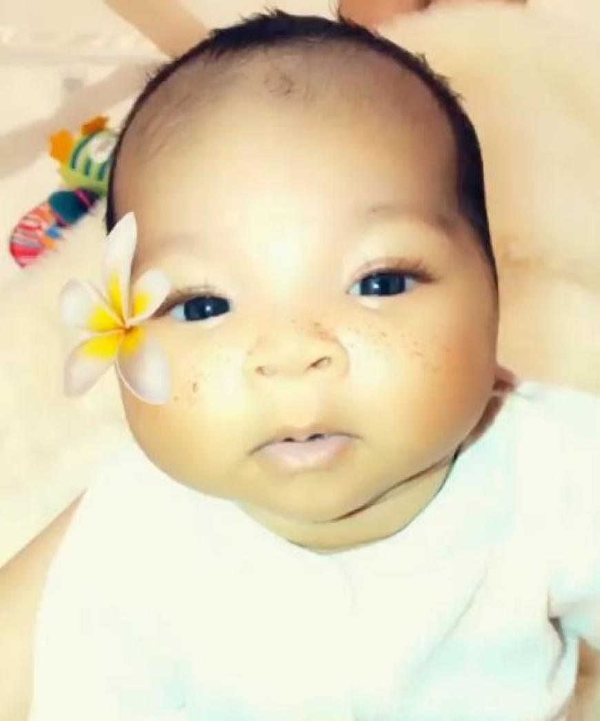 OMG! Dürfen wir vorstellen? Das ist die kleine True Thompson. Mit diesem zuckersüßen Instagram-Schnappschuss zeigte Khloé Kardashian ihre süße Tochter zum ersten Mal. Wir sind schockverliebt!