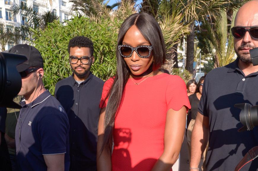 Naomi Campbell in Cannes. Doch das Topmodel aus den 90ern scheint nicht so begeistert von den Paparazzis zu sein.