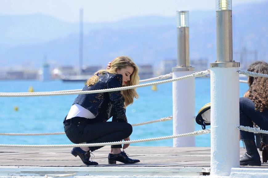 Nicht nur auf dem Red Carpet sitzen Amber Heards Posen perfekt - auch beim Shooting auf dem Steg begeistert sie die Fotografen!