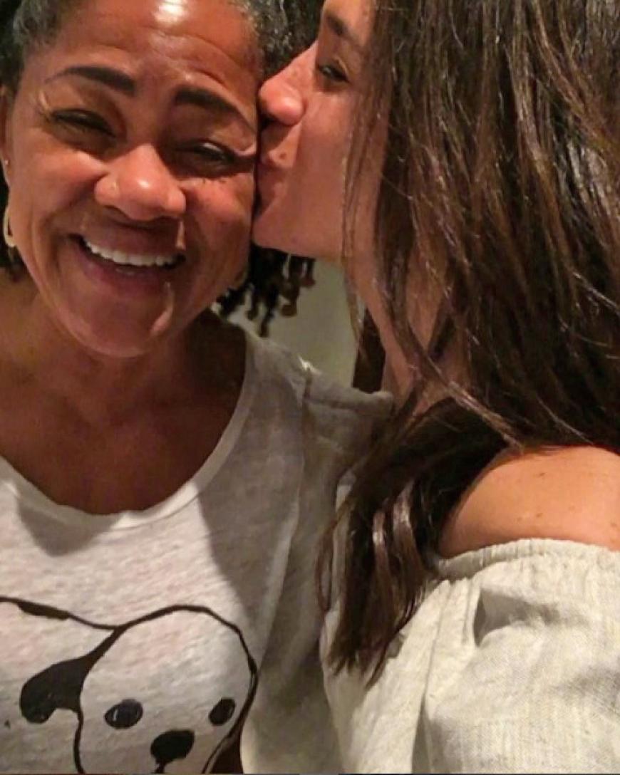 Und noch ein Selfie mit Mami – das ist wahre Mutter-Tochter-Liebe. Auch Prinz Harry scheint seine zukünftige Schwiegermutter übrigens zu bewundern. Bei ihrem ersten gemeinsamen Interview erklärte dieser, dass Doria Ragland