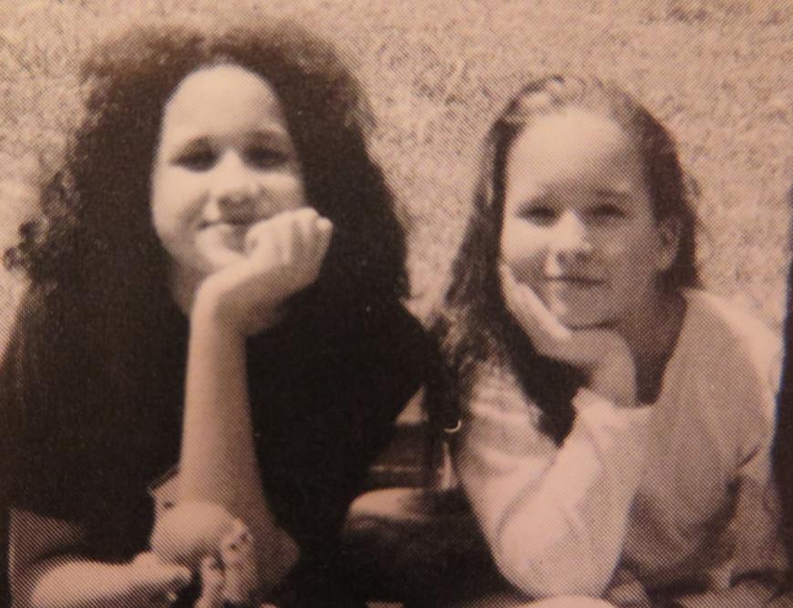 Dieser süße Schnappschuss zeigt Meghan als 11-jähriges Schulmädchen. Das Foto wurde im Juni 1993 aufgenommen und zeigt die Zukünftige von Prinz Harry mit einer Freundin.
