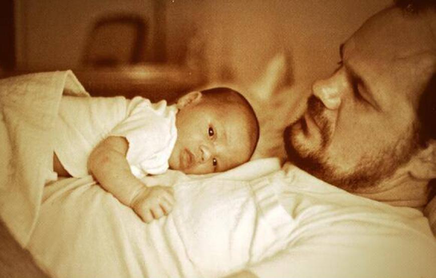 Rachel Meghan Markle wurde am 4. August 1981 in Kalifornien geboren. Als Kind eines US-Amerikaners mit irisch-niederländischen Wurzeln, Thomas Markle, und einer afro-amerikanischen Mutter, Doria Loyce Ragland, wuchs Meghan in Los Angeles in bescheidenen Verhältnissen auf.