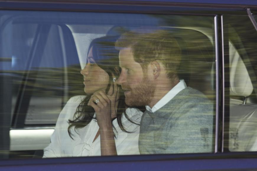 Prinz Harry und Meghan Markle zwei Tage vor der Hochzeit auf dem Weg zur offiziellen Probe. Alle Details von der Blumendeko bis zum Brautkleid gibt es HIER.