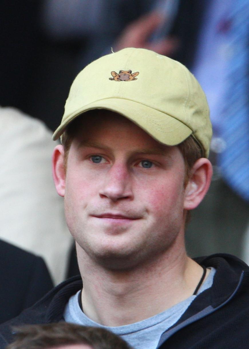 In den darauffolgenden Jahren entwickelte sich der Brite zum Rebellen. Als Prinz Harry 2005 auf einer Kostümparty mit einer Hakenkreuz-Binde erschien, wurde er international heftig kritisiert.