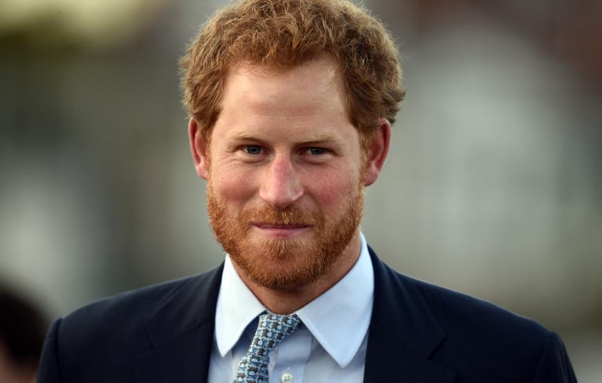 Im Oktober 2015, rund ein Jahr bevor er Meghan Markle kennenlernte, überraschte Harry mit neuem Look. Den Bart kann der Thronfolger definitiv tragen.