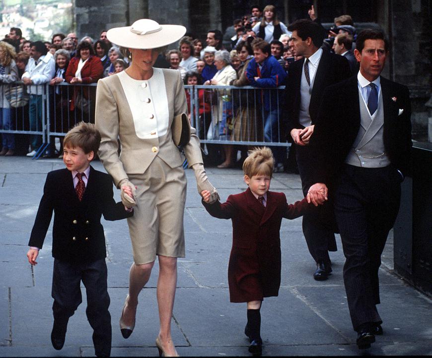 Hand in Hand mit Mama Diana und Papa Charles fühlte sich der Mini-Prinz in der Öffentlichkeit am wohlsten.