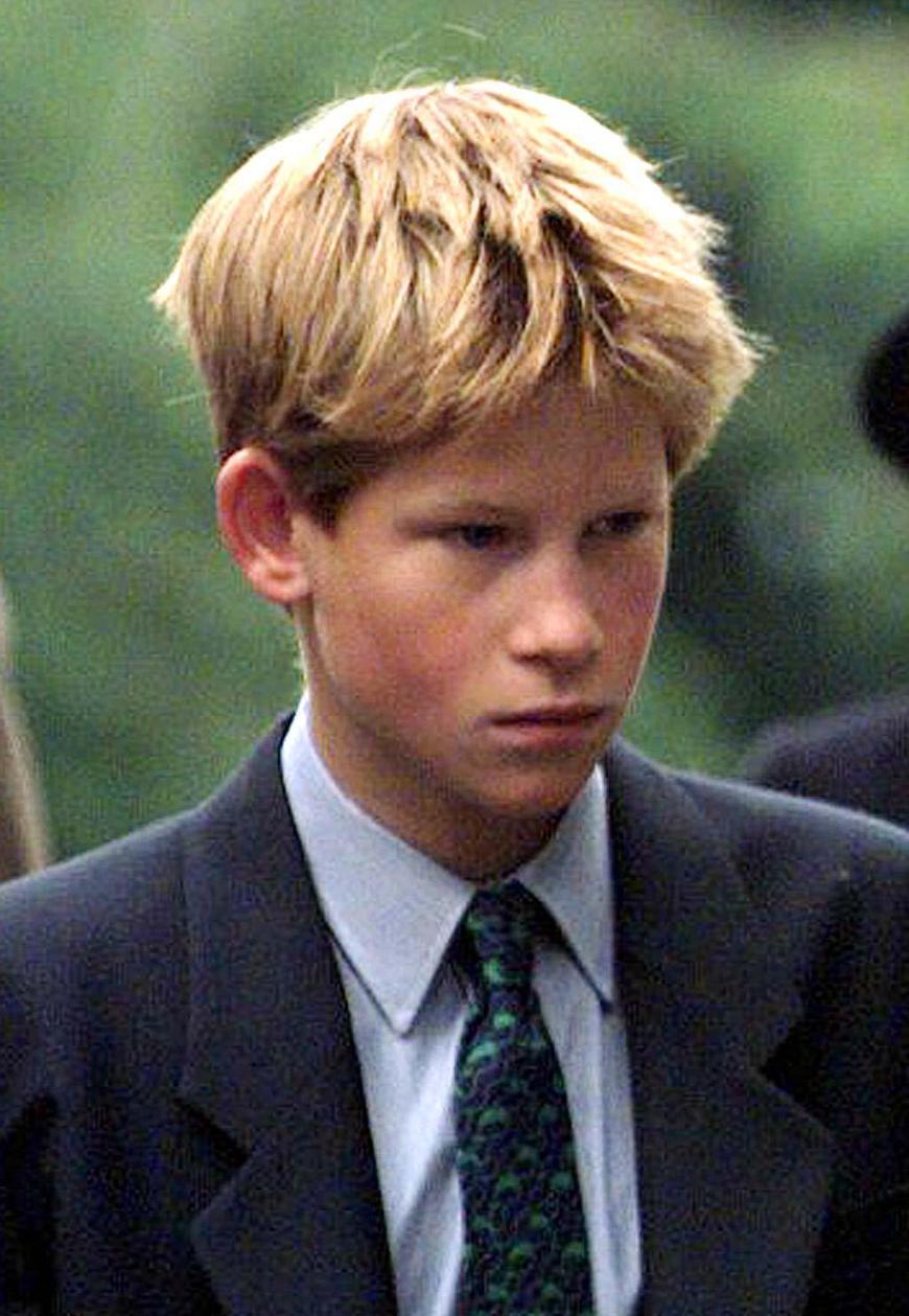 Aus dem süßen Jungen wuchs ein kleiner Mann heran. 1999 wirkte Prinz Harry schon deutlich reifer, ein Jahr zuvor verstarb seine Mutter nach einem Autounfall.
