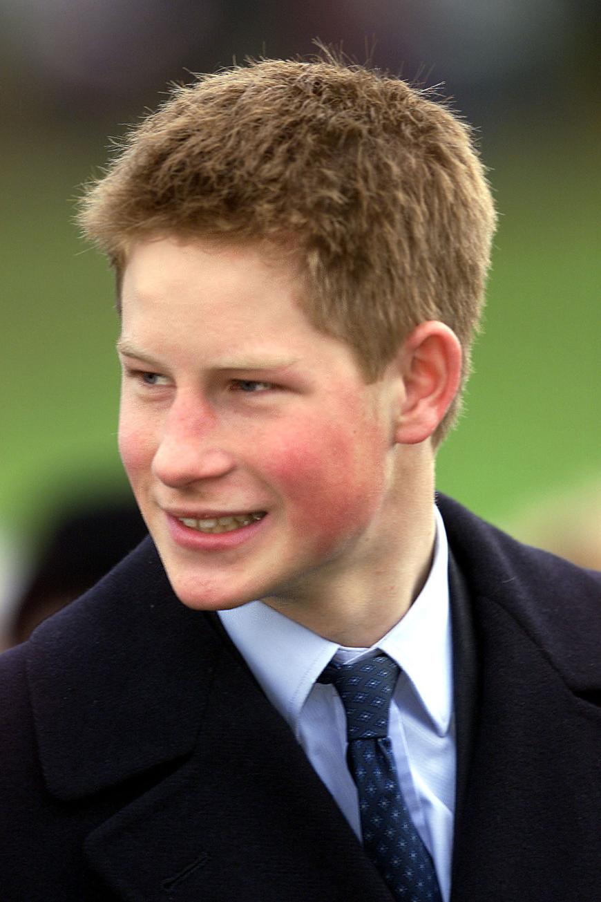 Noch etwas unsicher zeigte Harry 2001 sein Lächeln beim Weihnachtsgottesdienst in Sandringham.