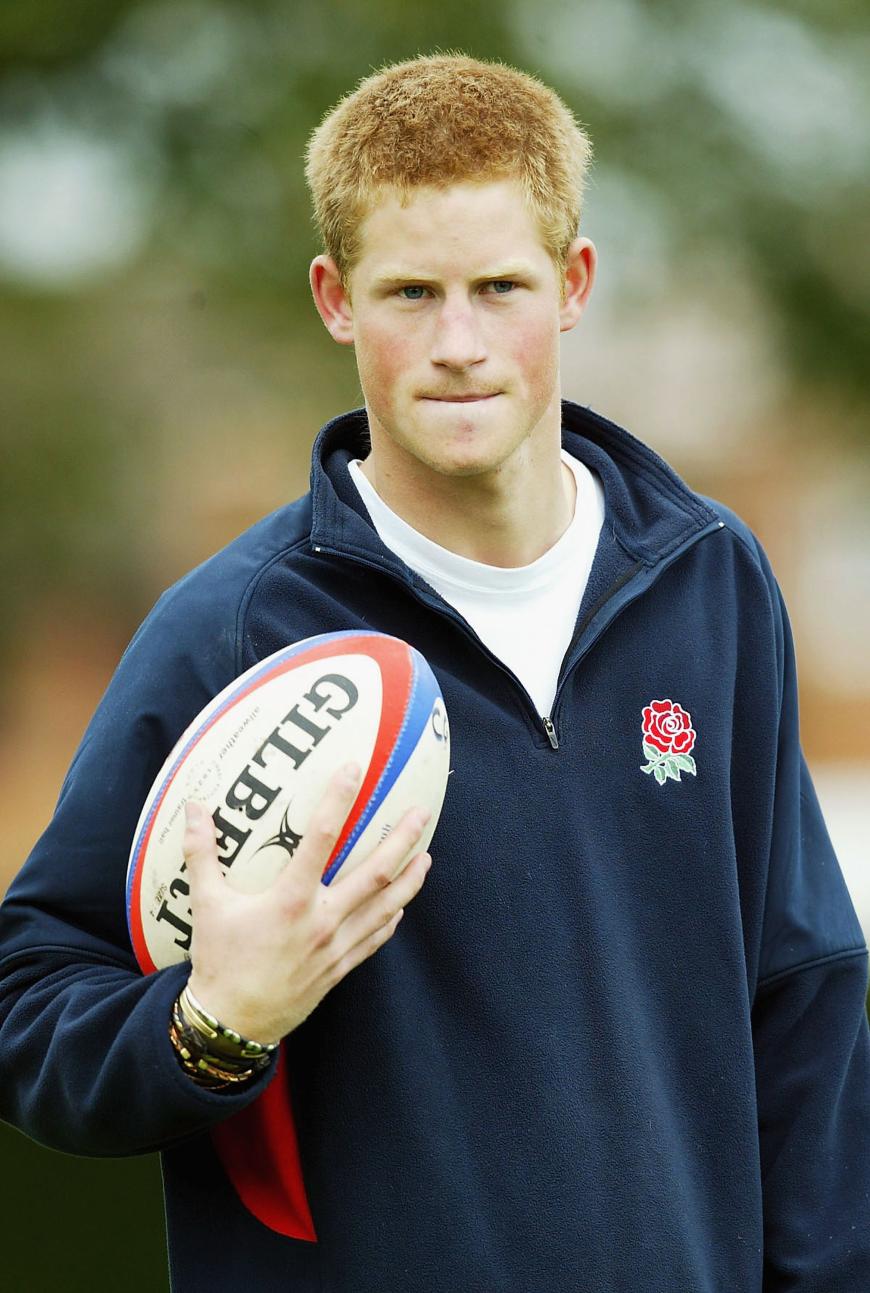 Seine wohltätige Ader kam schon in frühen Jahren zum Vorschein. Hier half der damals 18-Jährige Rugby-Entwicklungsoffizieren Schulkinder zu coachen.