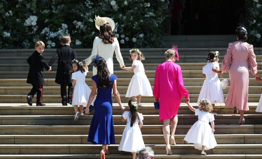 So süß! In Begleitung von Mama Herzogin Kate betraten Prinz George und Prinzessin Charlotte die Kapelle