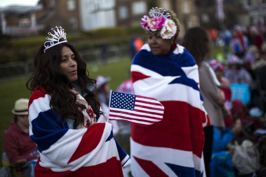 Starkes Symbol: Briten schmücken sich mit der englischen Flagge für Prinz Harry und der US-amerikanischen für Meghan Markle.
