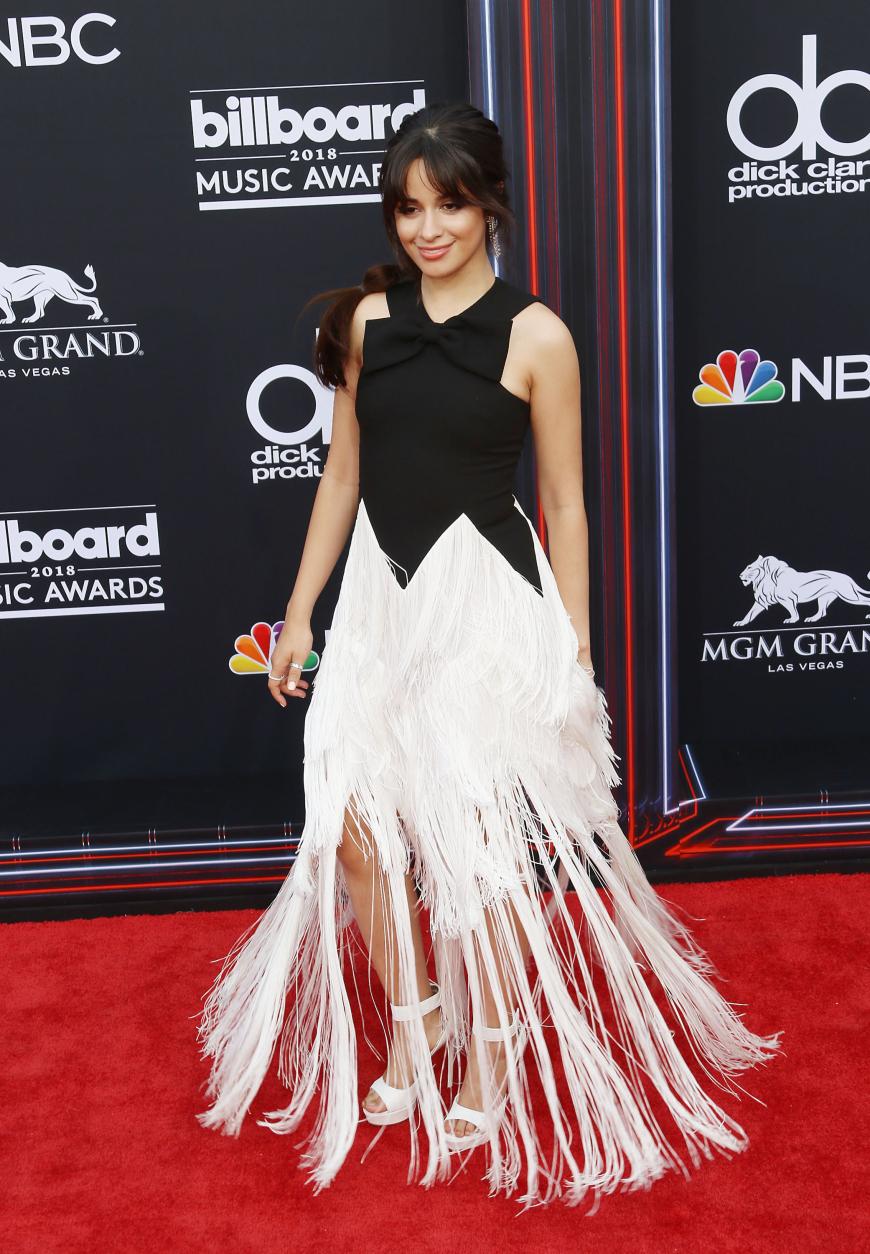 Camilla Cabello machte den roten Teppich zur Tanzfläche und ließ ihre Fransen schwingen.