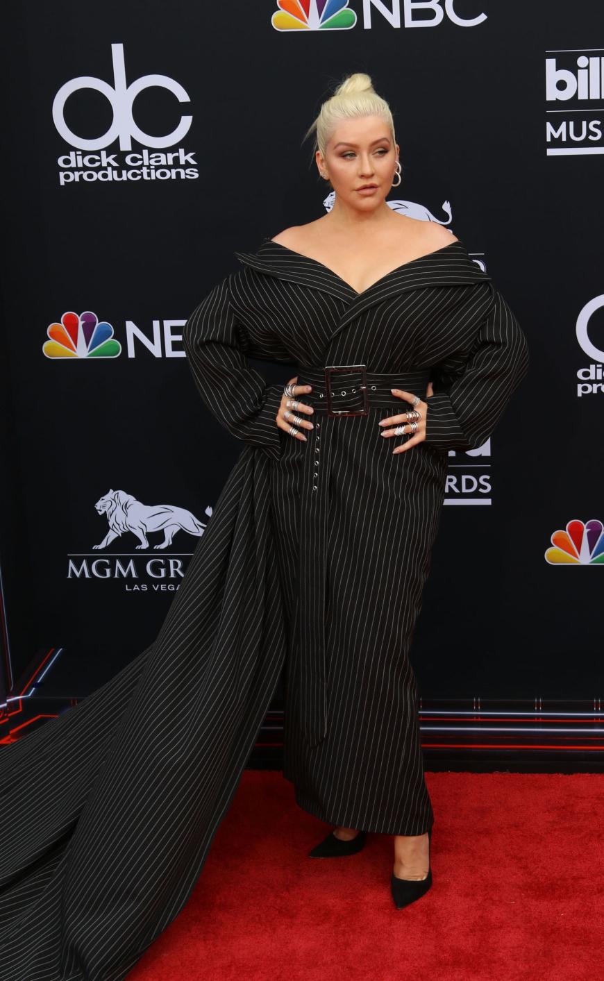 Christina Aguilera hüllte sich in einen gestreiften Kimono mit meterlanger Schleppe.