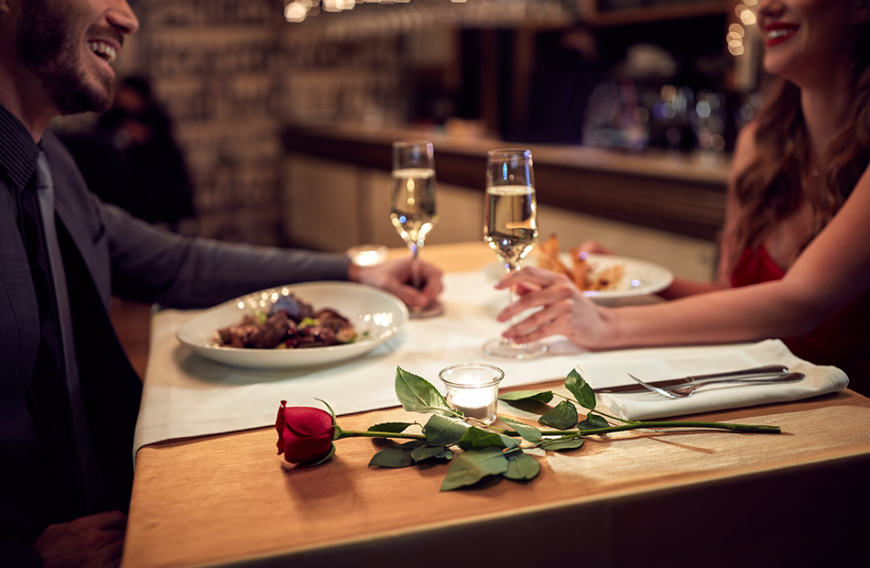 Immer mehr Frauen übernehmen beim ersten Date ihre Kosten selbst. Was das zu bedeuten hat, erklärt Elite-Partner-Psychologin Lisa Fischbach.