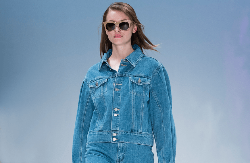 Eine Jeansjacke gehört in jeden Kleiderschrank! Wir zeigen euch, wie vielseitiger der Klassiker einsetzbar ist.