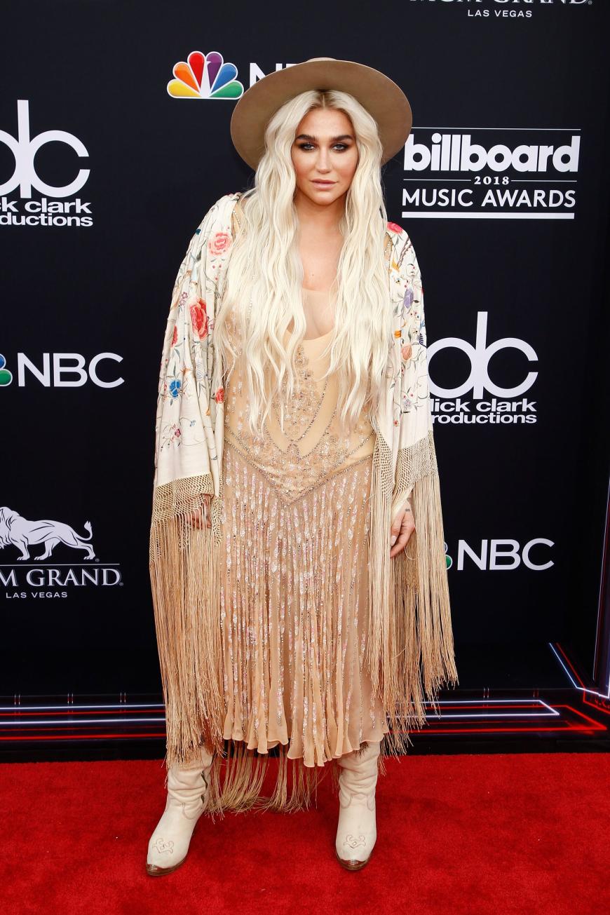 Mehr als unvorteilhaft war auch der Look von Kesha. Die Sängerin hüllte sich in ein viel zu weites Fransenkleid mit Cowboy-Stiefeln.