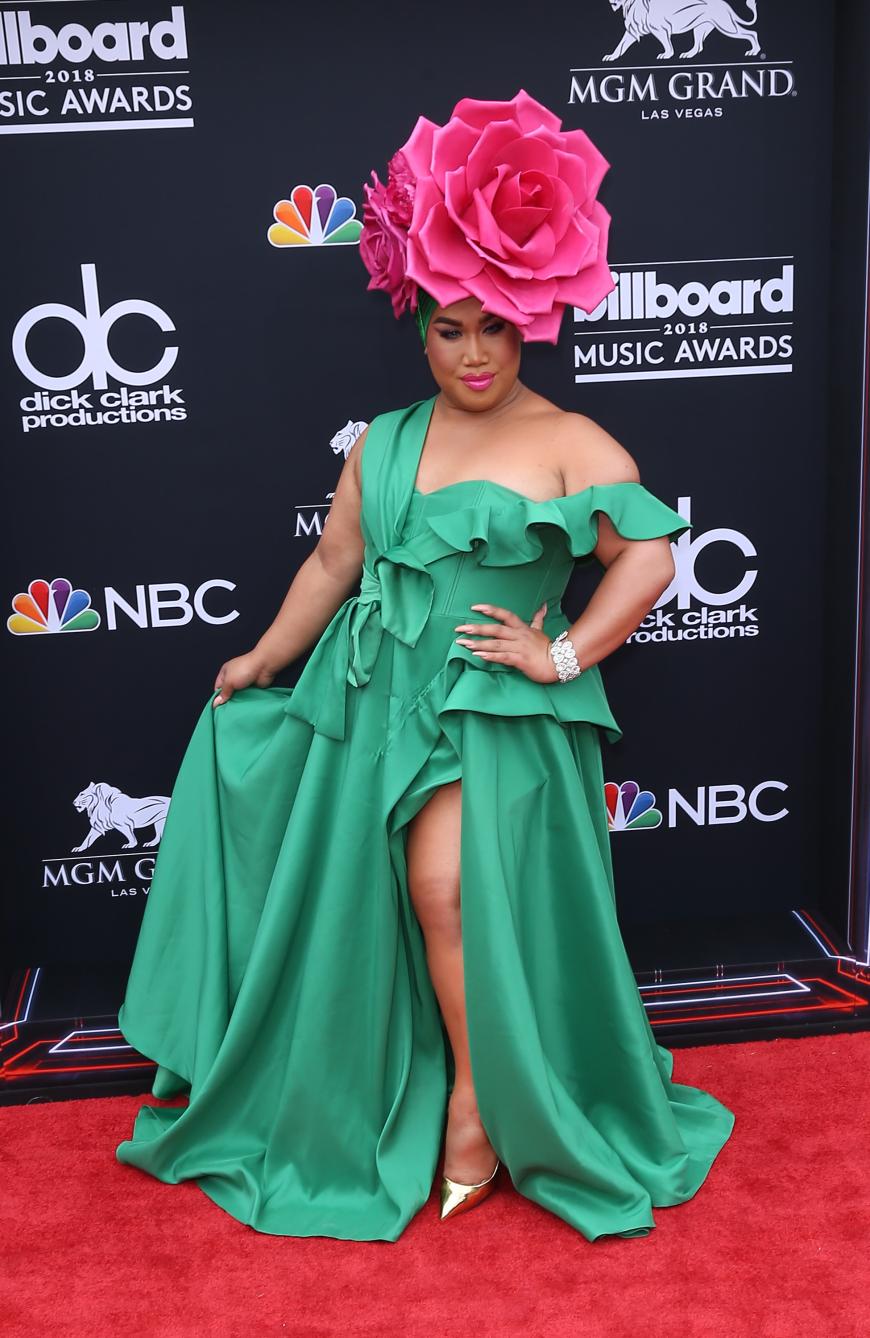 YouTube-Star Patrick Starr ist für seine extravagenten Outftis bekannt und auch bei den Billboard Music Awards schoss er den Vogel wieder einmal ab. Er kombinierte ein quitschgrünes Kleid mit einer überdimensiolen Blume auf dem Kopf …