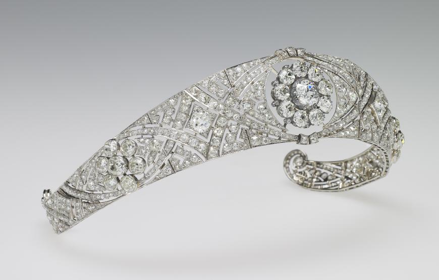 Das mit Diamanten besetzte Diadem stammt aus dem Jahr 1932. Königin Elisabeth II. erbte 1953 die Tiara von Queen Mary.