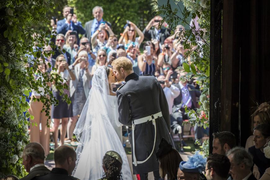 Lippenleserin Tina Lannin konnte den Royals während der Hochzeit einige Aussagen von den Lippen ablesen. Nach der Trauung habe Meghan ihren Harry etwas schüchtern gefragt, ob sie sich küssen sollten - und er meinte enthusiastisch