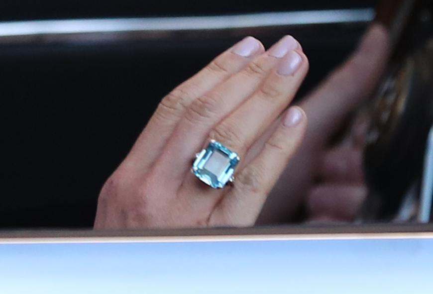 An Meghans Hand blitzte ein neuer blauer Ring. Der große Cocktailring mit einem hellblauen Aquamarin im Smaragdschliff von Juwelier Asprey gehörte Prinzessin Diana. Die trug ihn zuletzt in 1997, kurz vor ihrem Tod, nachdem sie ihren bekannten Verlobungsring abgelegt hatte.
