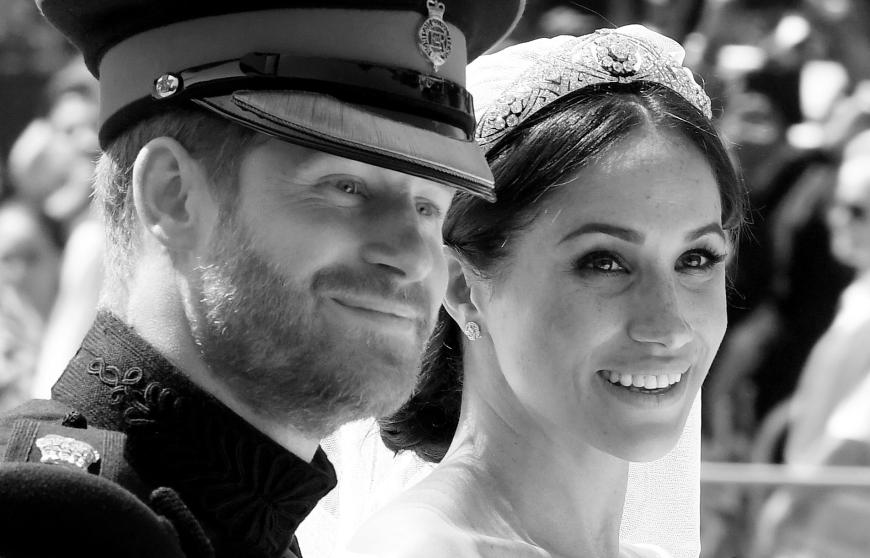 Meghan und Harry genießen die Aufmerksamkeit der jubelnden Menge - 120.000 Zuschauer sollen es in Windsor gewesen sein.