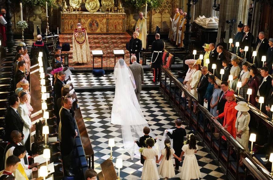 Da Meghans Vater kurzfristig erkrankt war, führte Prinz Charles seine künftige Schwiegertochter zum Altar.