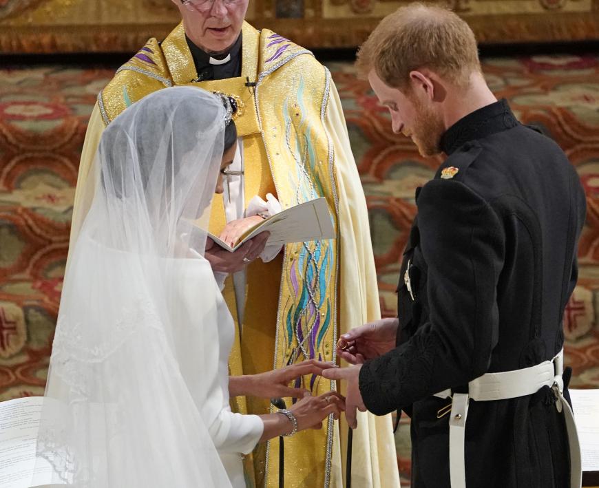 Jetzt wird's ernst: Nachdem sie sich das Eheversprechen gegeben haben, stecken sich Meghan und Harry die Ringe an.