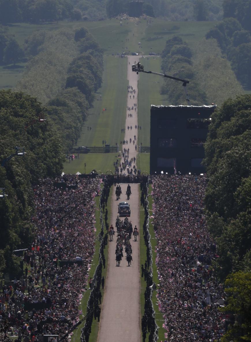 Der gigantische Long Walk in Windsor: Hier rollt die künftige Herzogin von Sussex an, tausende Zuschauer jubeln ihr begeistert zu.
