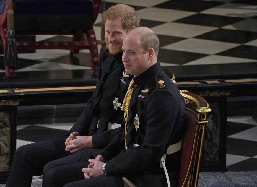 Prinz Harry kann sein Glück nicht fassen, als er Meghan auf den Altar zuschreiten sieht.