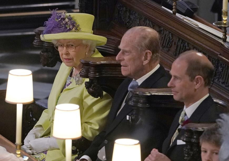 Die Queen und Prinz Philip verfolgen die feierliche Zeremonie.