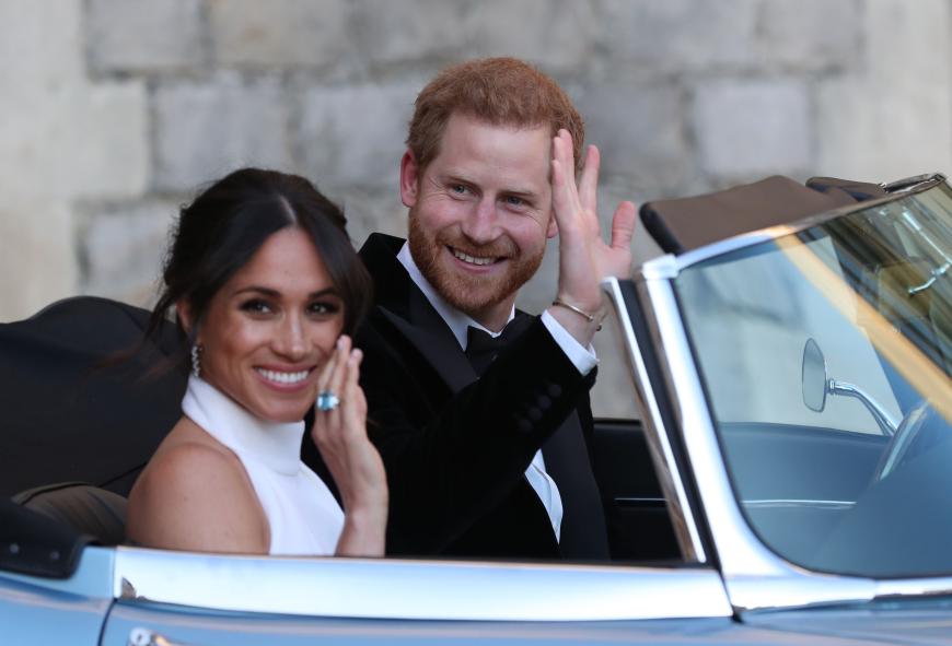 Harry und Meghan fuhren in einem blauen elektrischen E-Typ Jaguar zu ihrer Party, um mit 200 Gästen in Frogmore House zu feiern.
