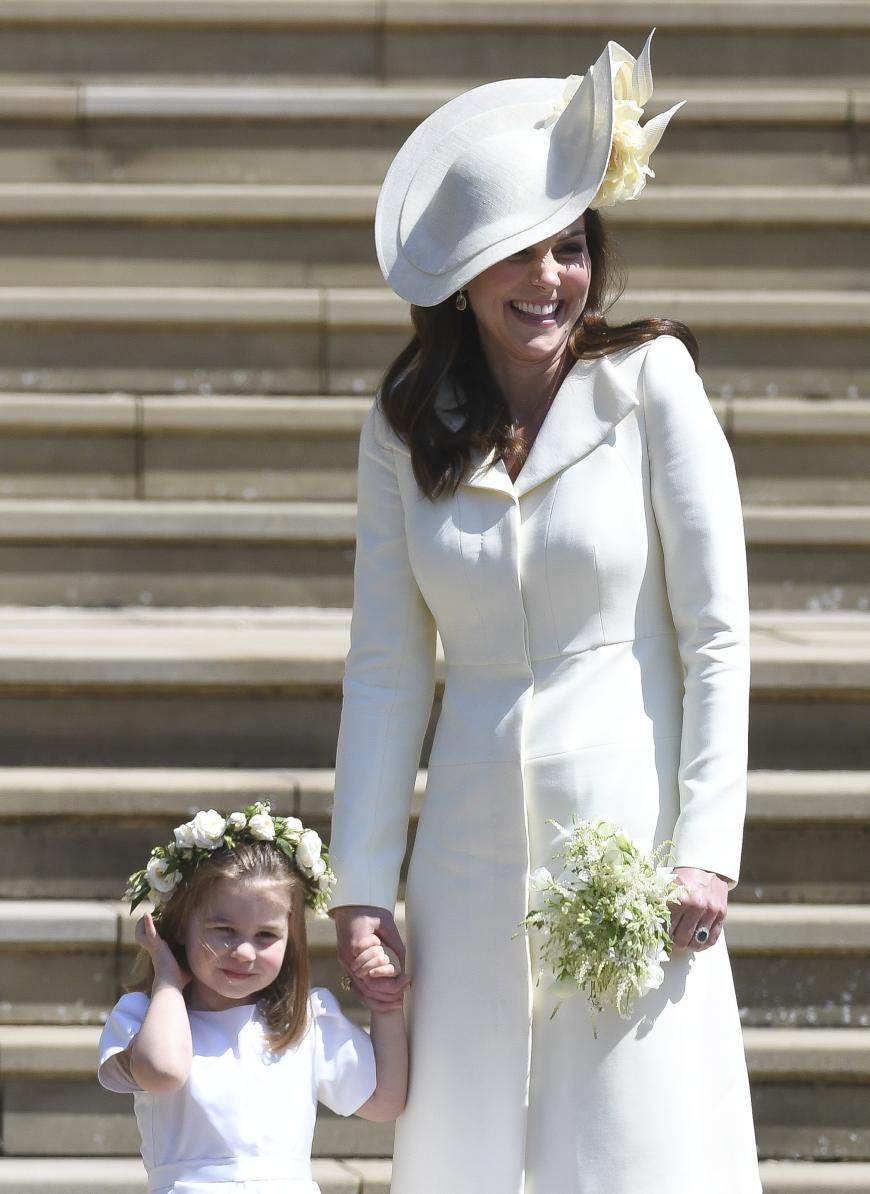 Mama Kate hat einiges zu tun, um ihr kleines Mädchen zu bändigen. Über das Outfit der Herzogin von Cambridge von Alexander McQueen wurde übrigens getuschelt ...