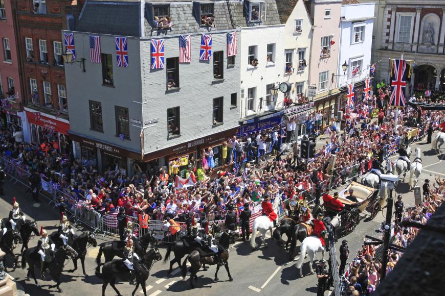 Ganz Windsor ist auf den Beinen, als Harry und Meghan ihre Kutschfahrt durch den Ort zum Schloss machen.