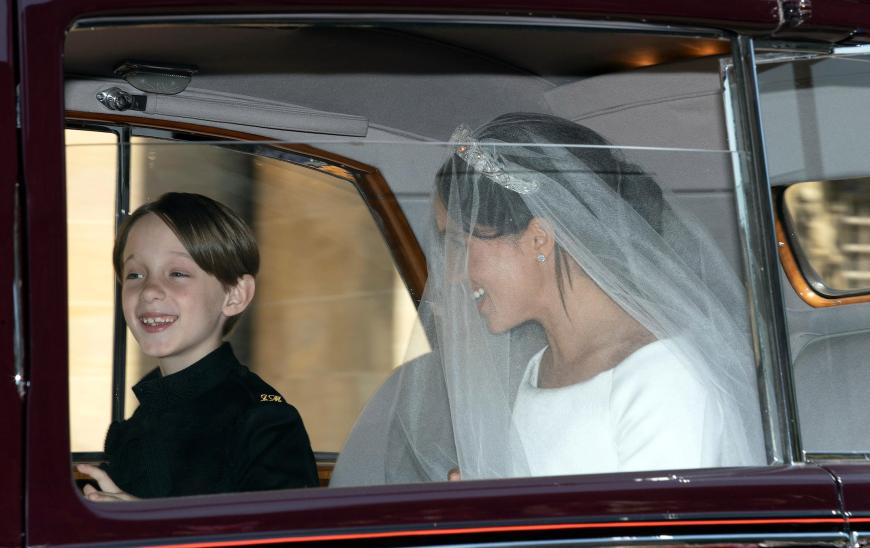 Da freut sich aber einer! Meghan Markle kurz vor der Hochzeit mit einem der Pagen, Brian Mulroney.