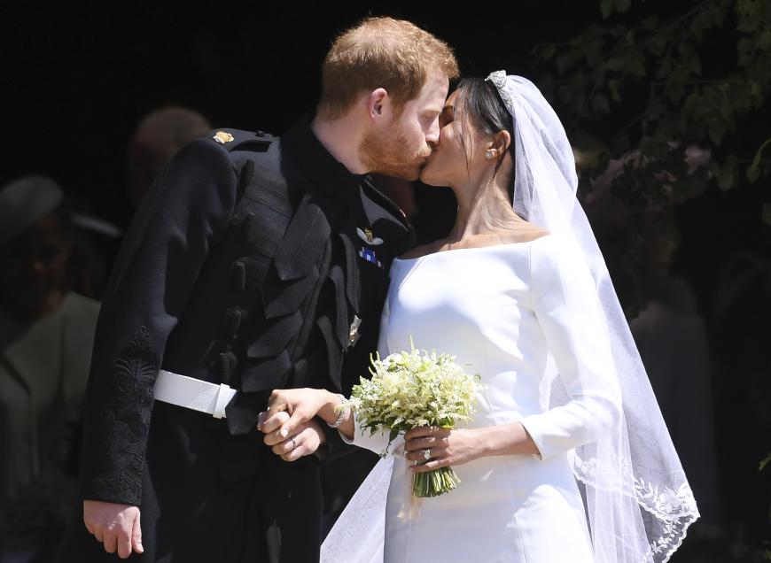 Meghan und Harry küssen sich vor der St. George's Chapel.