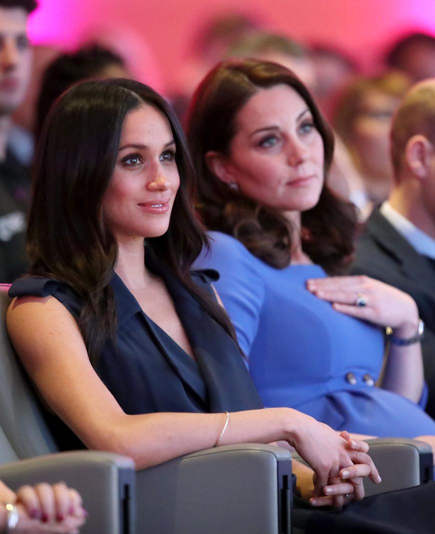Herzogin Meghan muss tatsächlich vor Herzogin Kate knicksen!