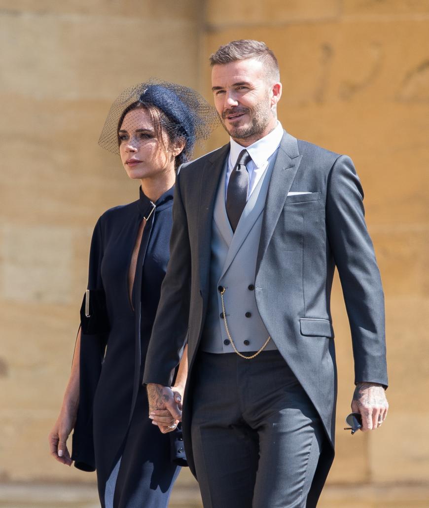 Victoria Beckham verzog bei der royalen Hochzeit von Herzogin Meghan und Prinz Harry kein einziges Mal ihre Mundwinkel. Jetzt nahm sie ihren Blick selbst aufs Korn.
