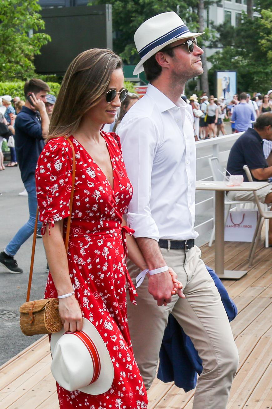 Pippa Middleton und ihr Ehemann James erschienen bei einem Sport-Event in Paris und dort präsentierte die Schönheit ihre Mini-Babykugel. 