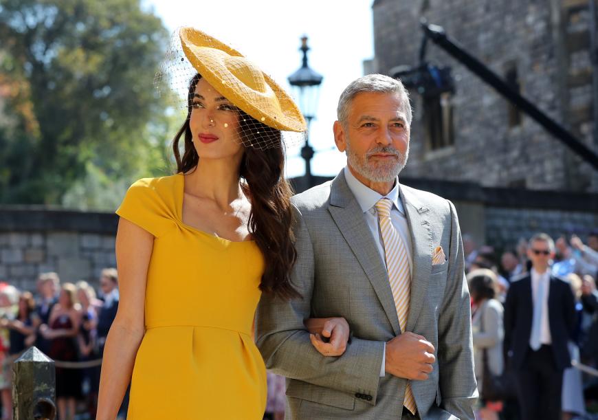 ... denn in ihrem sonnengelben Kleid von Stella McCartney war Amal Clooney gemeinsam mit Mann George der absolute Hingucker.