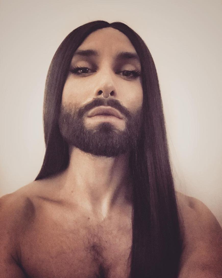Conchita Wurst zeigte sich bei einer Benefiz-Veranstaltung in völlig verändertem Look.