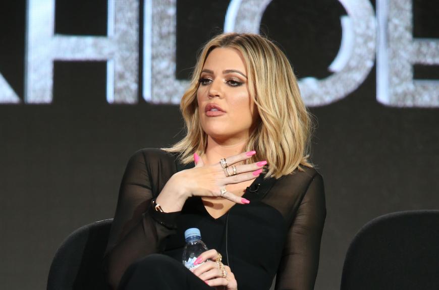 Die Leidtragende dabei ist aber besonders Khloé Kardashian, die bei den Streitigkeiten zwischen den Stühlen sitzt.