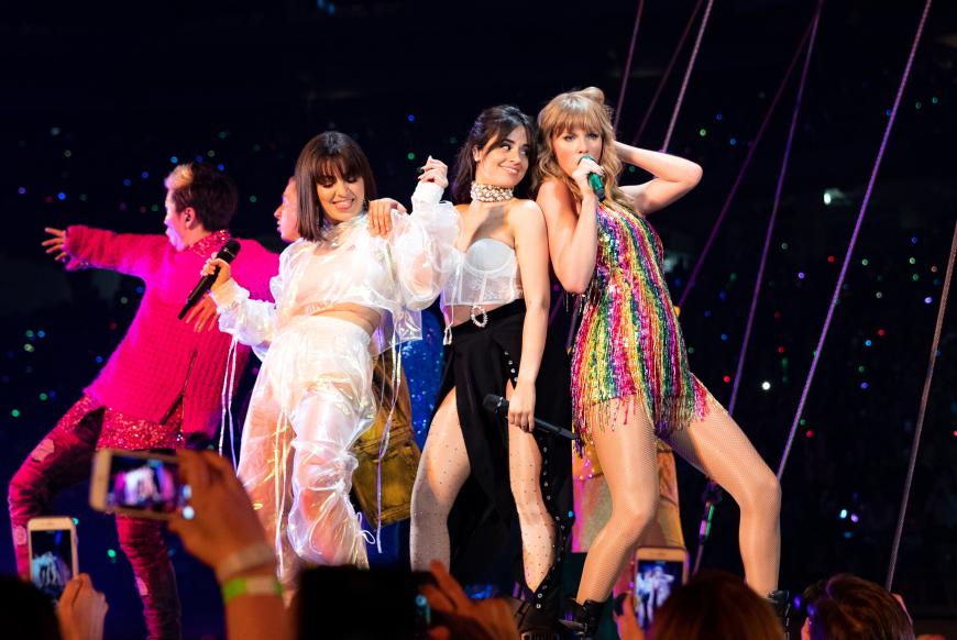 Die hatten sich nämlich auf Taylors Tour angefreundet und stehen gemeinsam auf der Bühne - hier mit Sängerin Charli XCX.