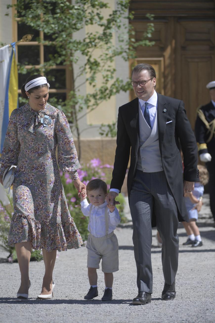 Kronprinzessin Victoria (l.) ist selbst zweifache Mama. Hier hat sie ihr Nesthäkchen, Prinz Oscar, an der Hand. Mit Daniel von Schweden (l.) ist sie seit 2010 verheiratet.