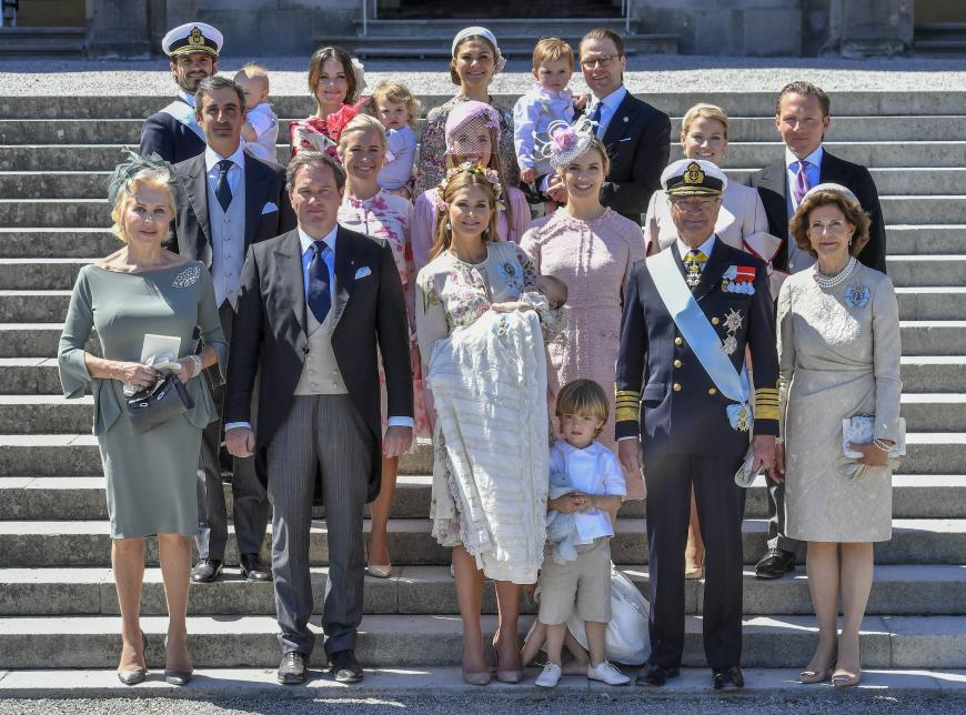 Das royale Familienfoto: Prinzessin Adrienne ist das siebte Enkelkind von König Carl Gustaf, der drei Kinder hat. Prinzessin Leonore versteckt sich schon mal hinter ihrem Bruder Nicolas, der ein Kuscheltier im Arm hat.